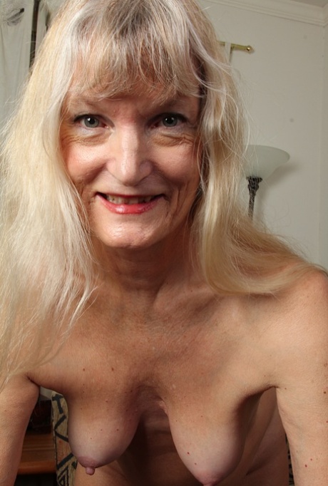 Linda Jones naked pic
