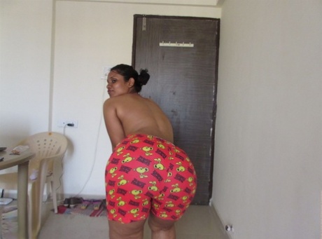 Lily Singh naked picture 15